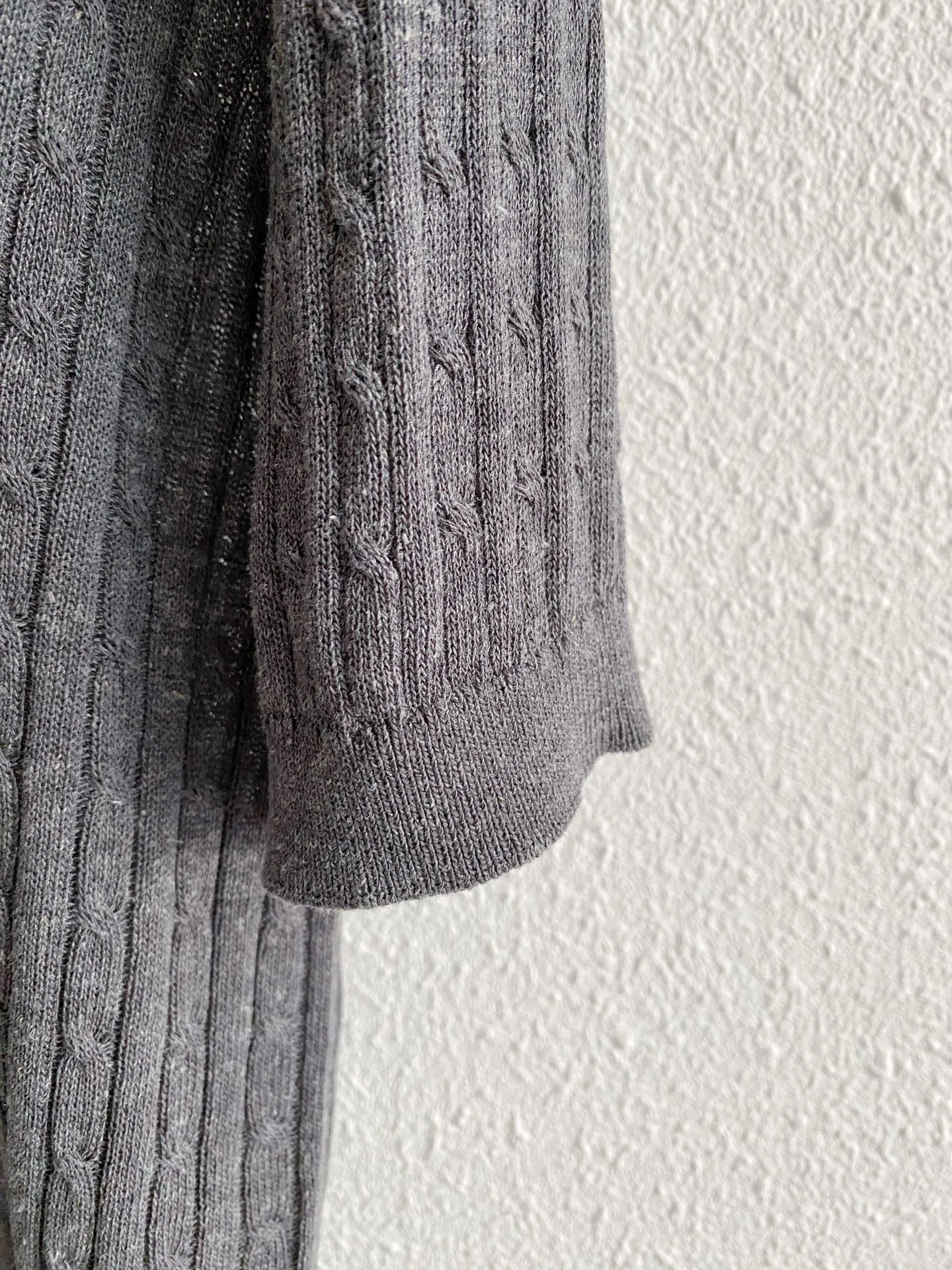 Loro Piana's entire piece of clothing is made of vertical twist cable weaving, with a retro sense of sophistication. Compared with smooth ordinary T-shirts, it has a stronger texture and high-end feel, and is also visually slimmer. There is the brand's iconic Red webbing on the inside of the collar, which is a common detail design of LP. It is low-key and noble, and it also embodies the "logo-free high-end feeling". Sizes:M-3XL